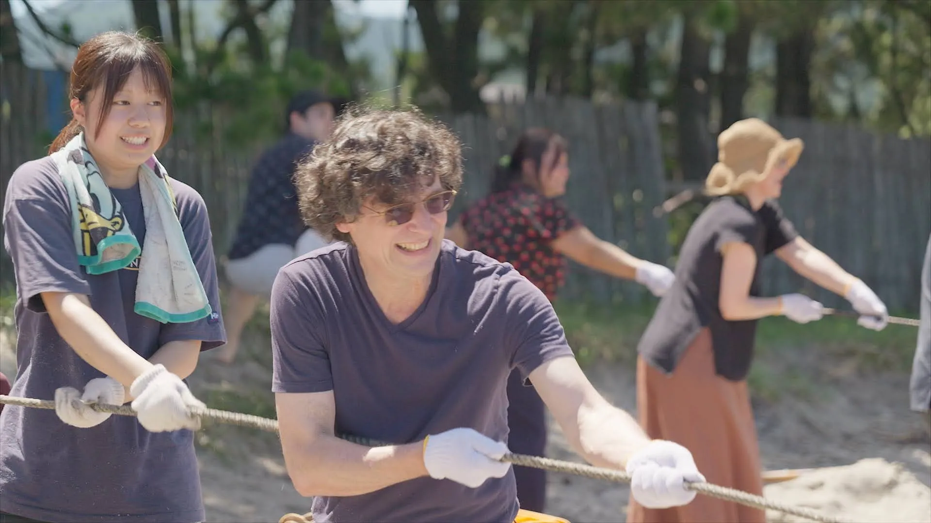 Michael Como (center), Tōshū Fukami Associate Professor of Shinto Studies, lending a hand in jibiki-ami purse-seine fishing.