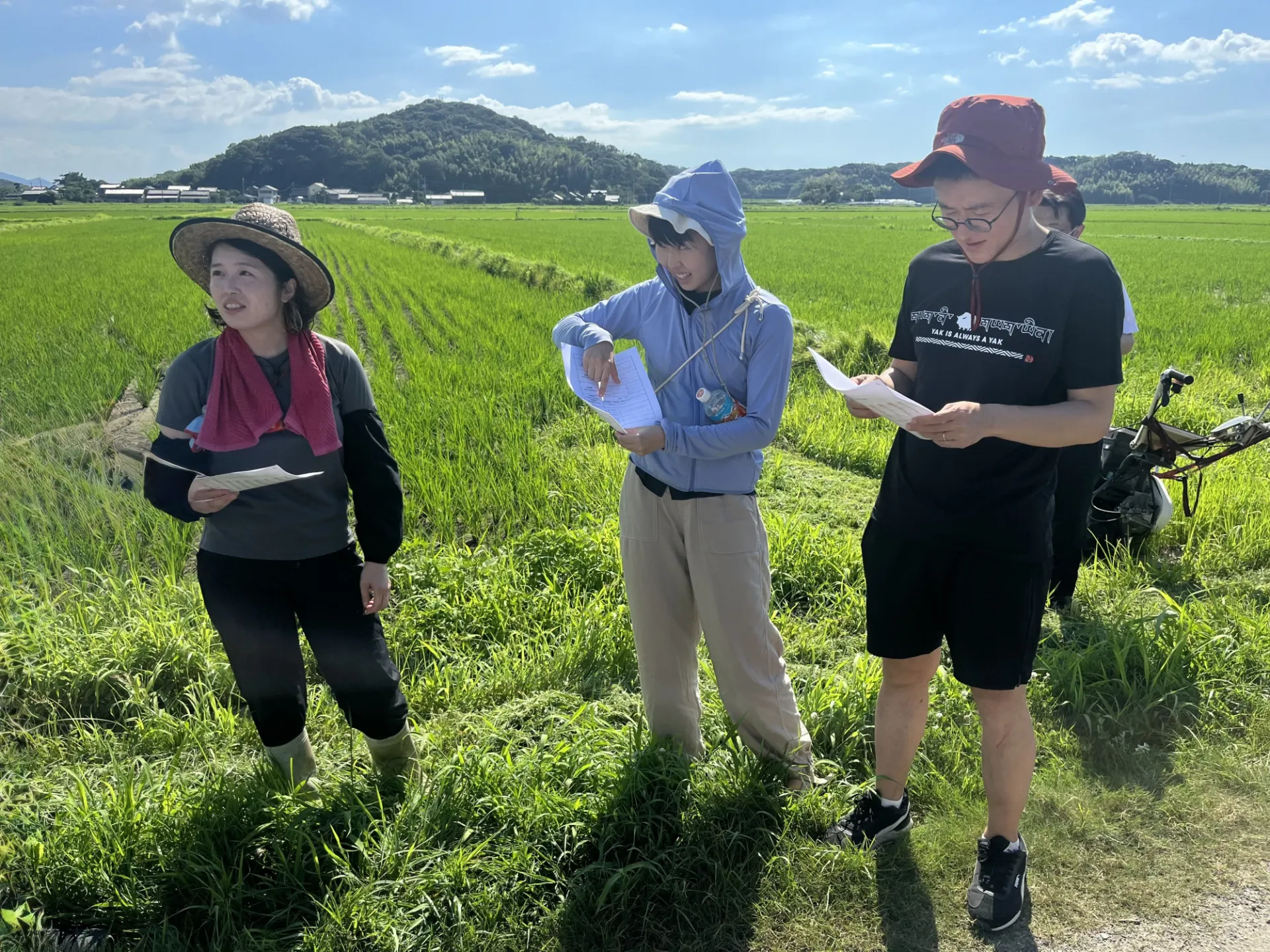 Summer 2025: Students learn about paddy field irrigation with the Itoshima branch of Japan Agriculture Cooperatives.